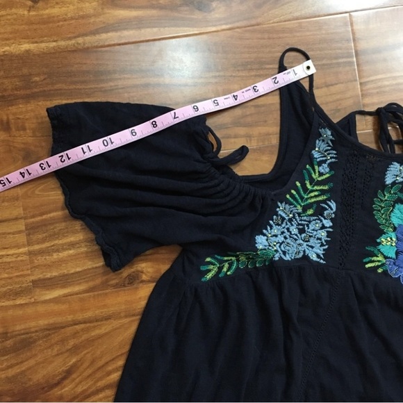 Free People Navy Floral Embroidered Cutout Shoulder Tunic Top Size Large Hippie - Picture 16 of 16